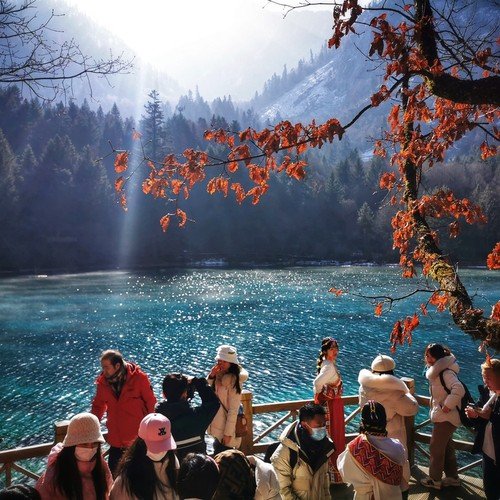 Jiuzhaigou turquoise lake