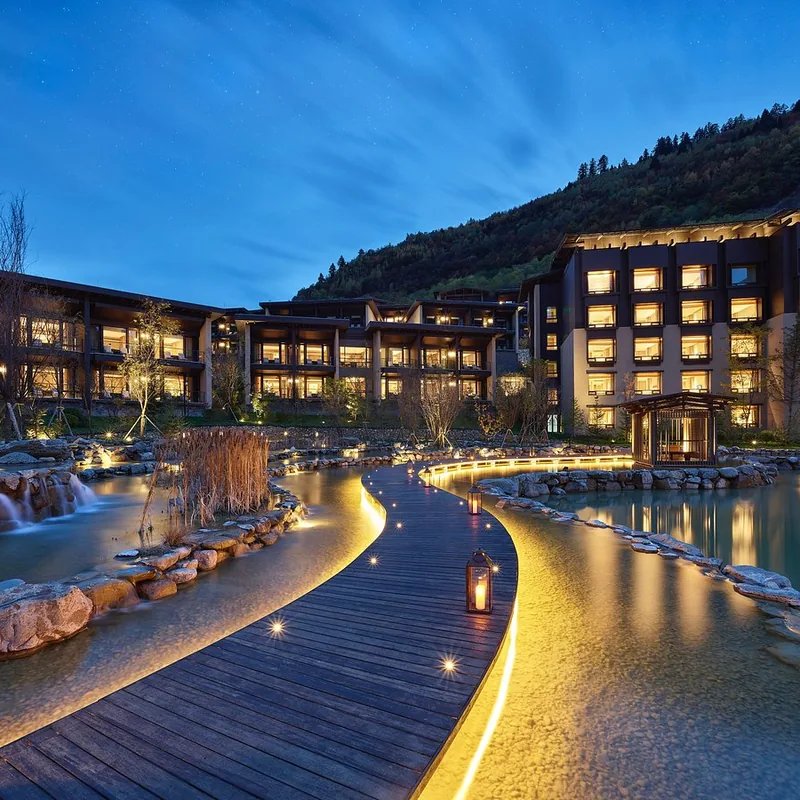 Tianyuan Howard Johnson Resort exterior at night