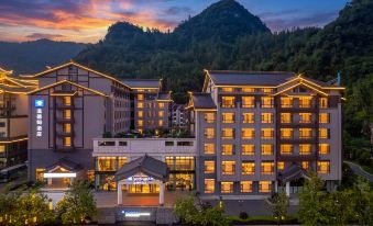 Wyndham Ruijing Manshan exterior at dusk