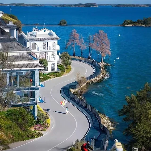 Canger Avenue along Erhai Lake