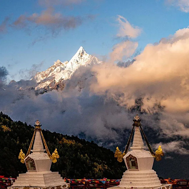 Golden morning at Feilai Temple, facing Meili
