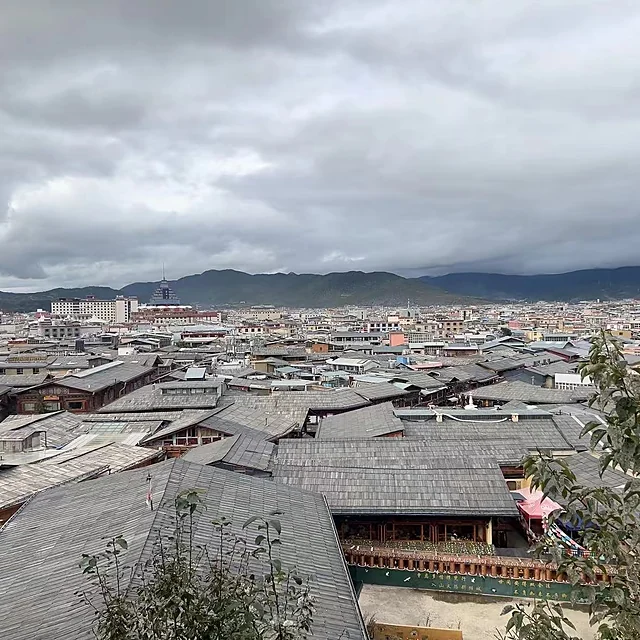 Guishan Park above Dukezong